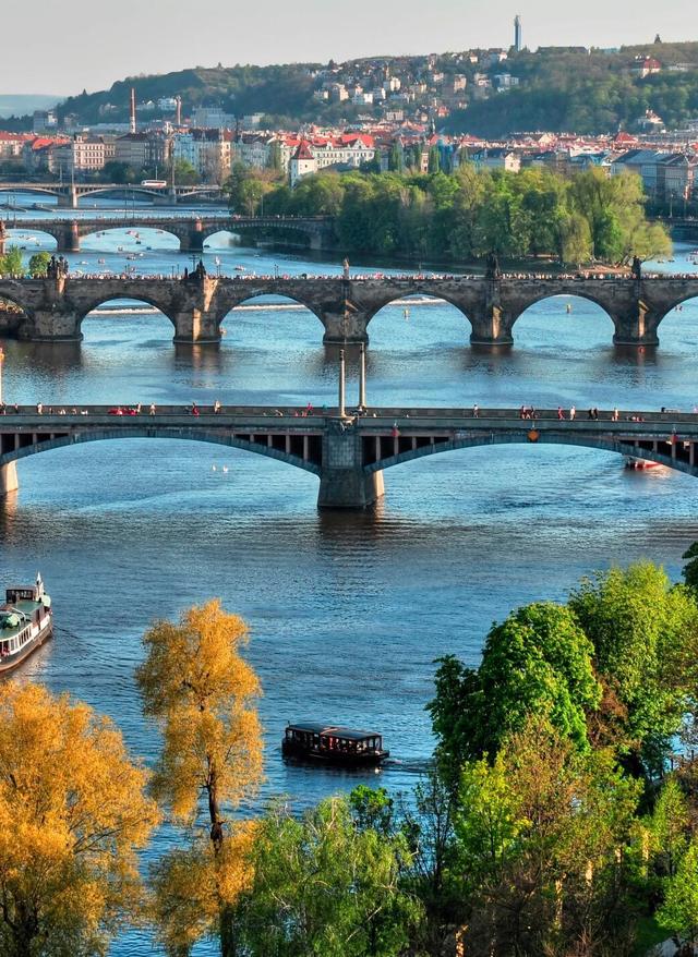 Rundreise buchen Moldau Brücken in Prag