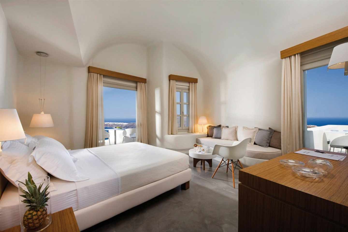 blt2040e75b61fb8d02-griechenland-santorini-ayaton-resort-DER1042882.jpg Santorini Hotel Avaton Resort und Spa: Zimmer mit Meerblick und Sitzecke