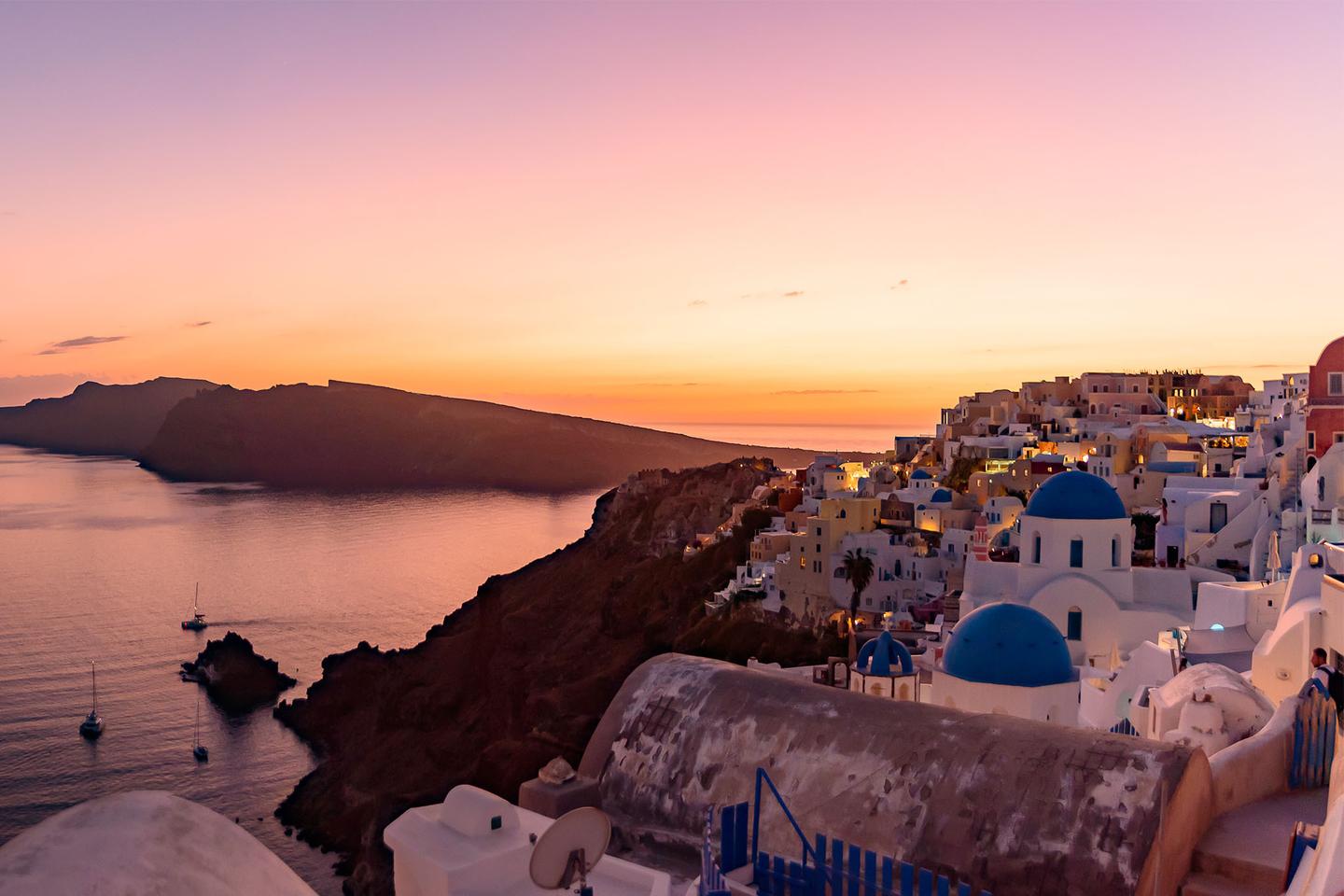 griechenland-santorini-ausblick-ueber-stadt-bei-sonnenuntergang-g-1198971762.jpg