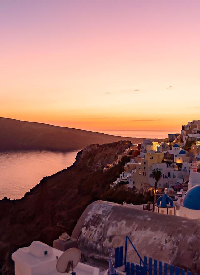 Sonnenuntergänge in Santorini griechenland-santorini-ausblick-ueber-stadt-bei-sonnenuntergang-g-1198971762.jpg