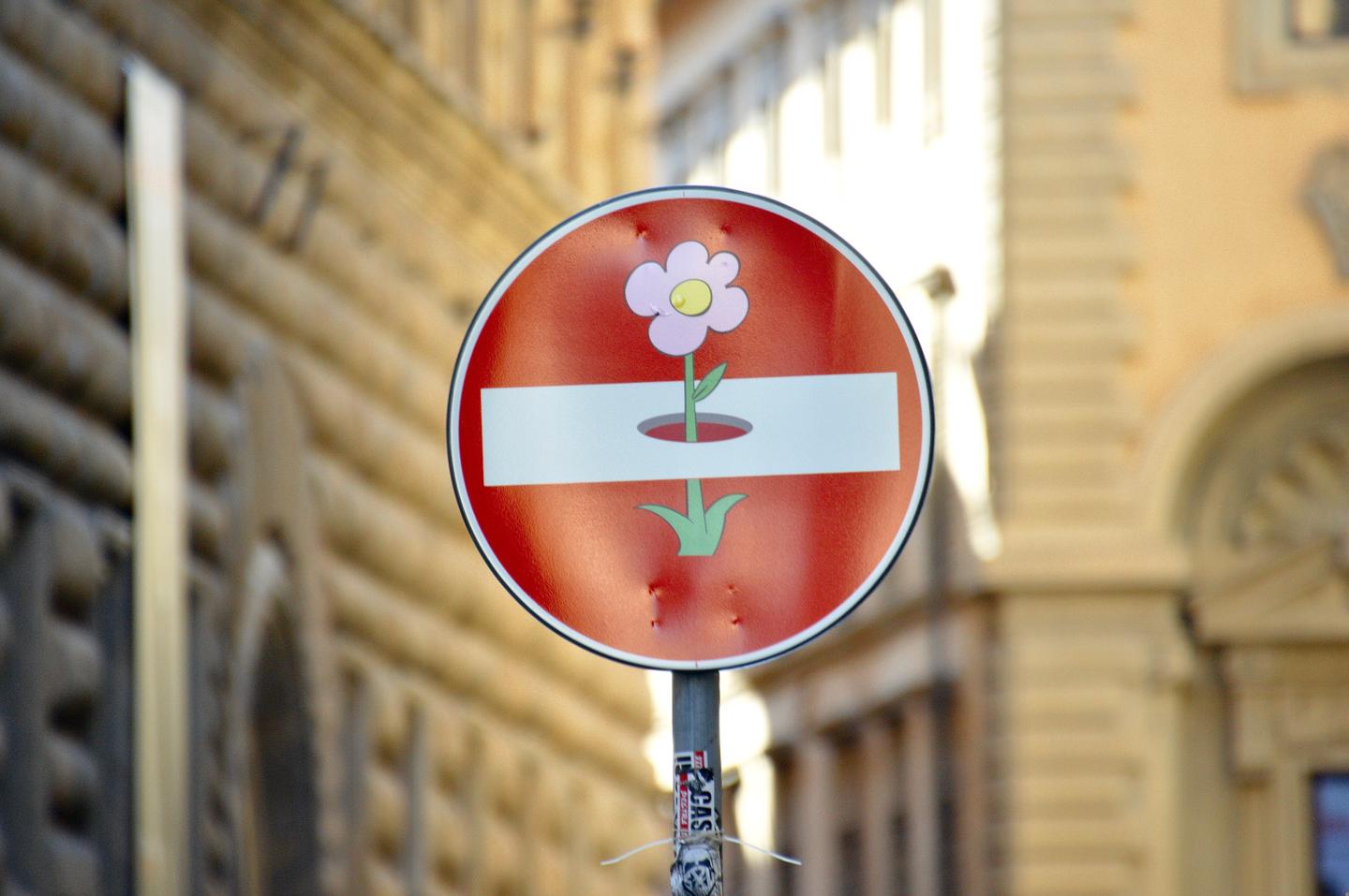 italien-toskana-florenz-strassenschild-abraham-clet-1-lena-hoppenstaedt.jpeg