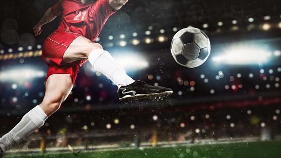 Fussballer schiesst Ball