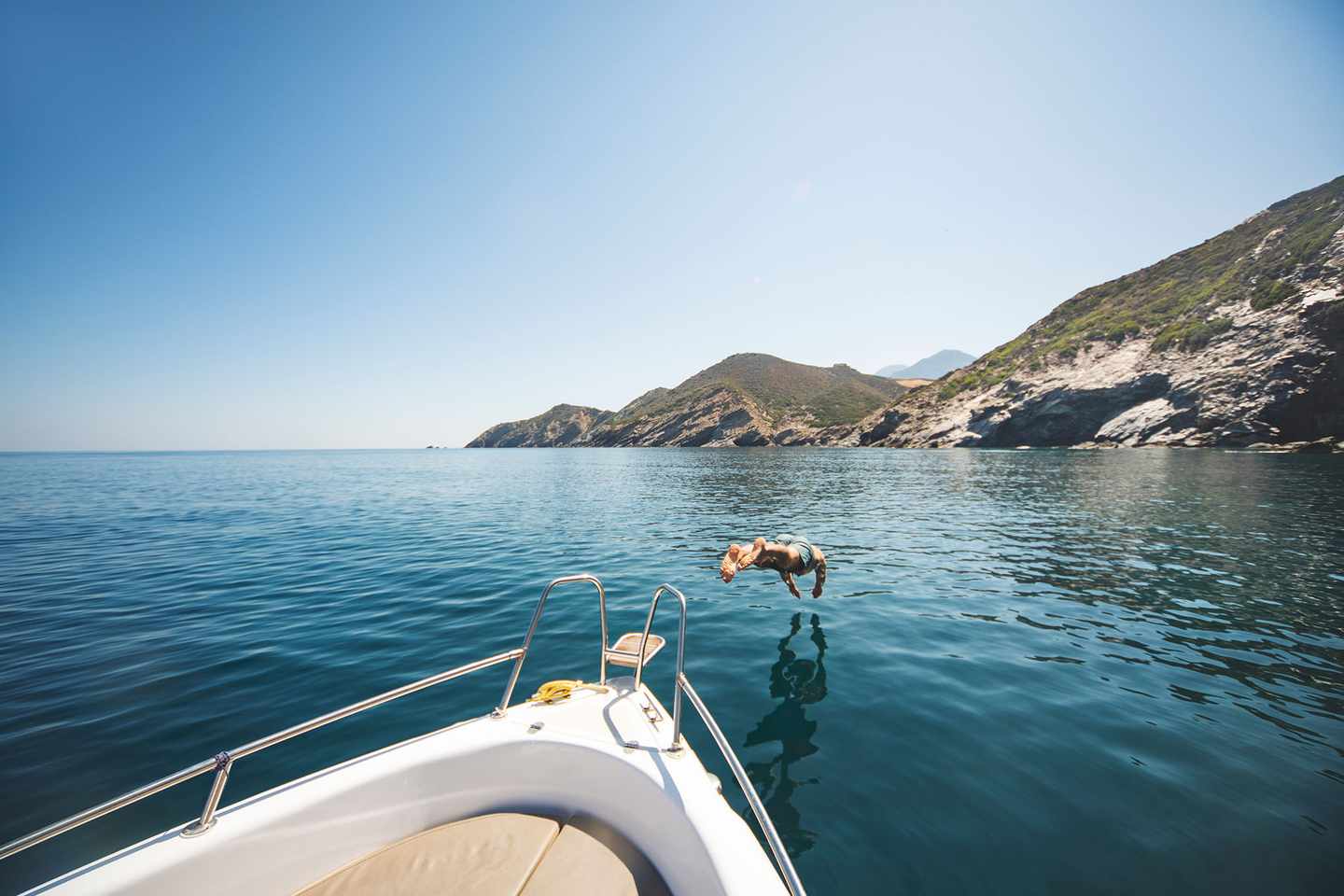 sentido-aktivurlaub-junger-mann-taucht-von-seiner-yacht-g-1318168983.jpg