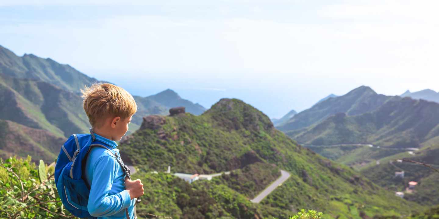 spanien-kanaren-teneriffa-junge-wandert-berge-ausblick-landschaft-g-653018454.jpg