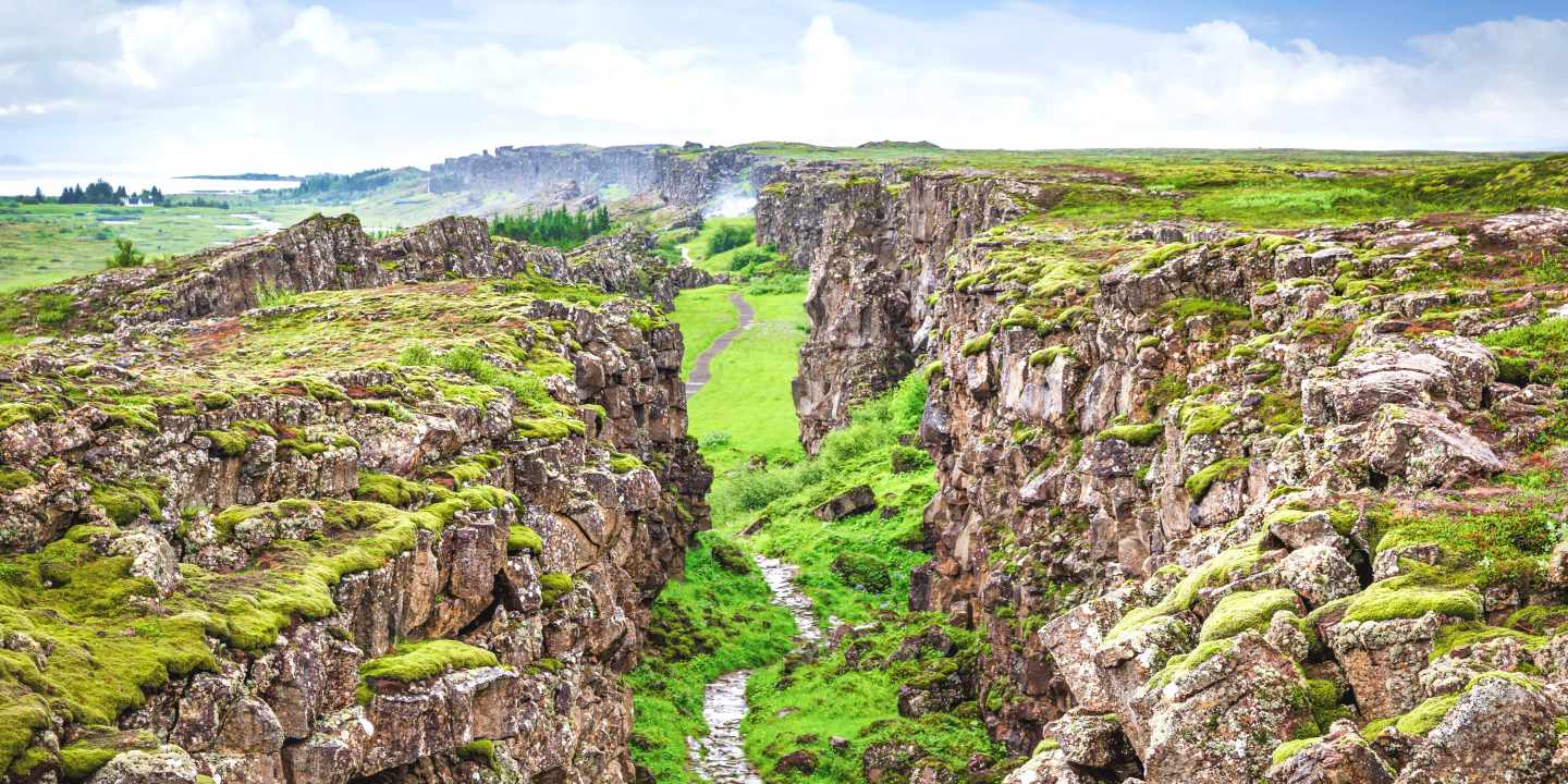 island-thingvellir-nationalpark-continental-divide-g-1214333439.jpg