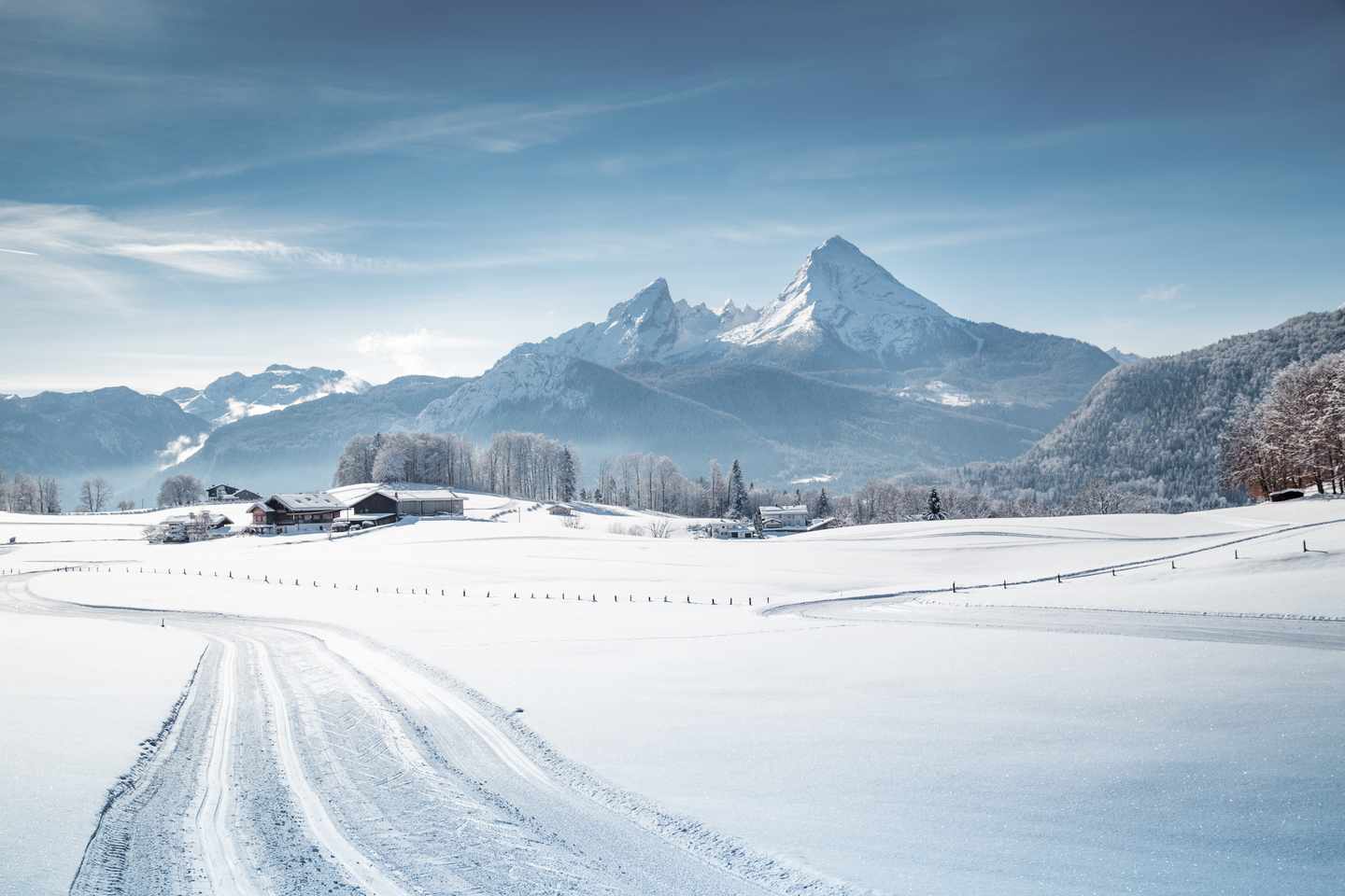 alpen-winterlandschaft-mit-bergkulisse-g-1056523626_bearbeitet.jpg