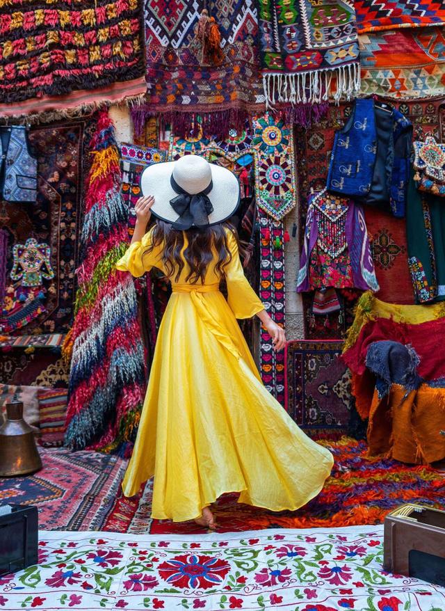 Shopping Istanbul luxus-tuerkei-shopping-frau-teppich-bazar-SMINT_225809_s-1548654497.jpg