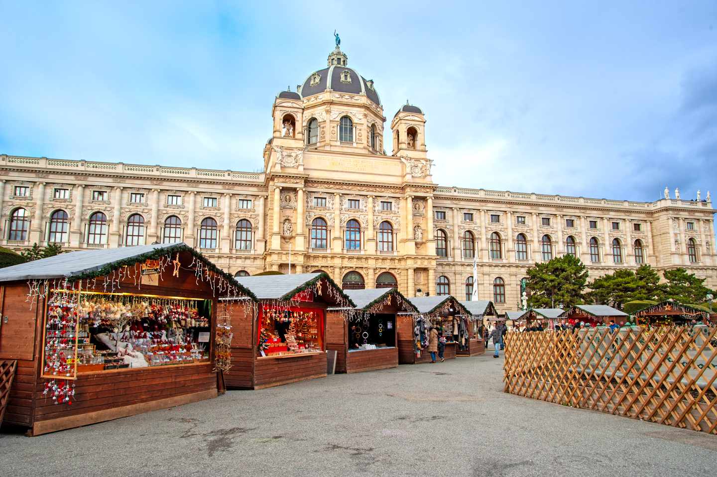 Weihnachtsmarkt am Maria-Theresien-Platz in Wien mit Holzhütten vor dem Naturhistorischen Museum