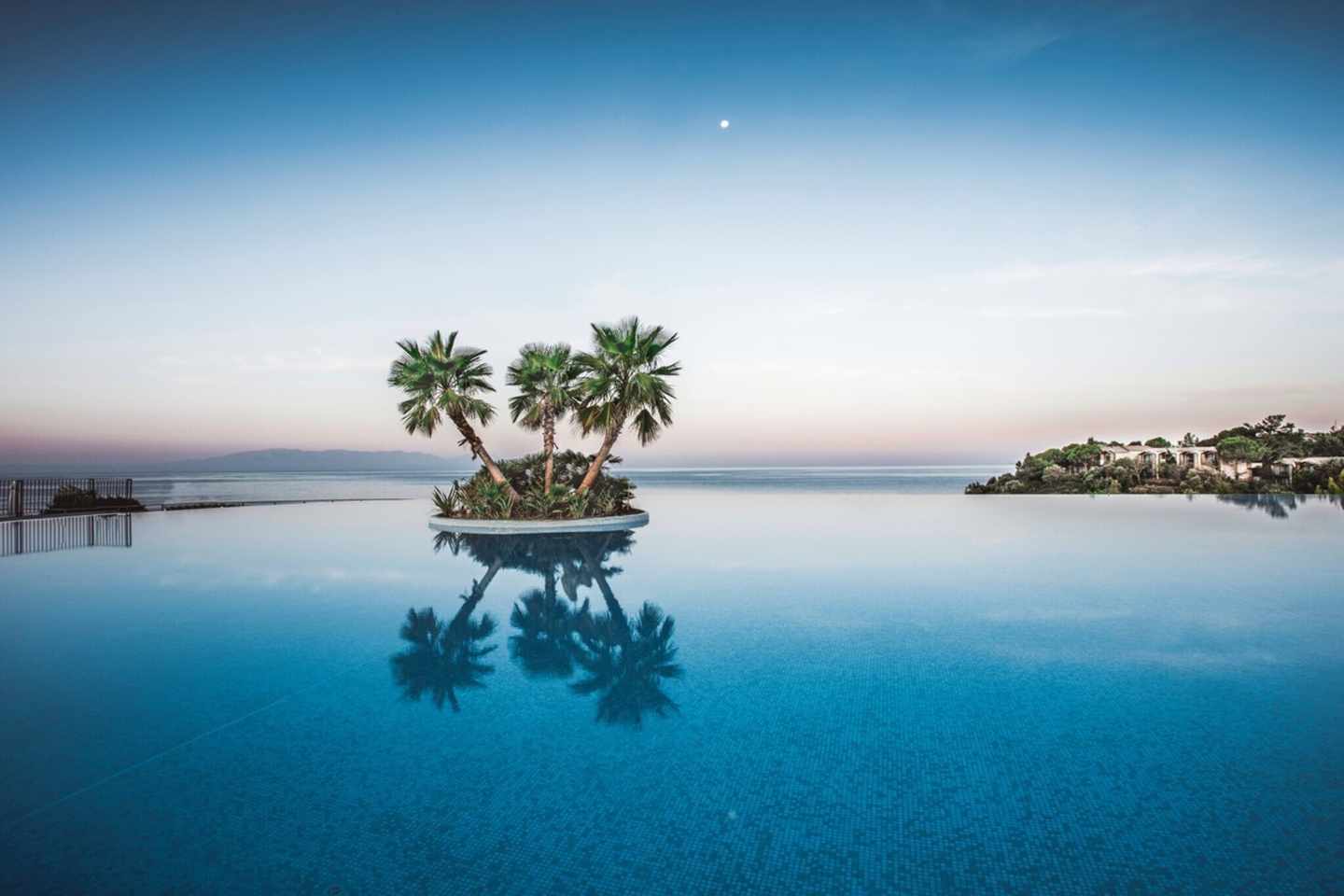 blt708e65444be26e71-tuerkei-club-marvy-infinity-pool-der-atc_ADB21011B_S22_1.jpg Abendstimmung am großen Pool des Club Marvy