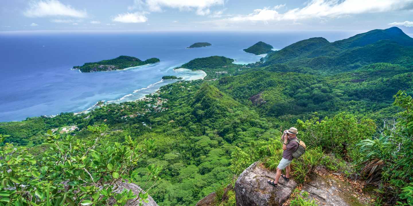 seychellen-outdoor-landschaft-photographer-auf-tropischen-inselberg-g-1167782378.jpg
