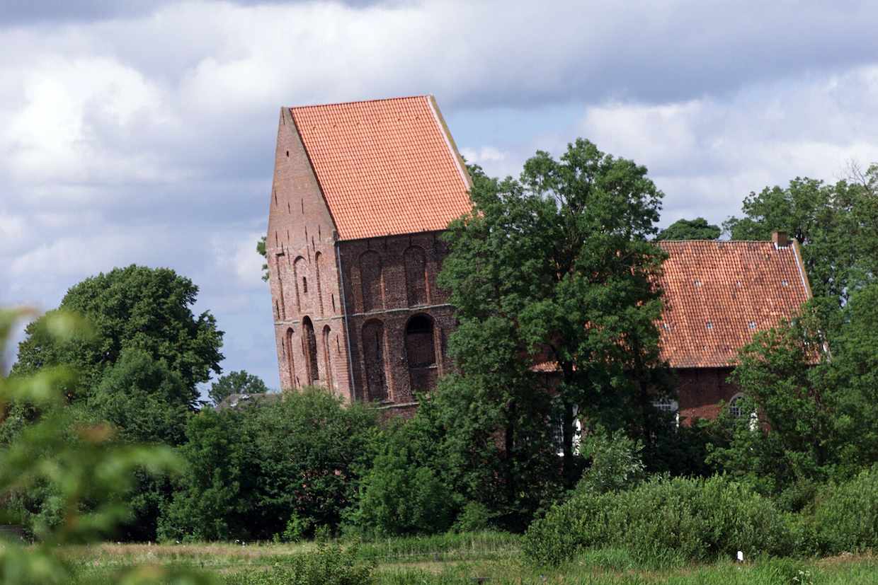 02_deutschland_ostfriesland_suurhusen_kirche_dertour_g-530729913.jpg