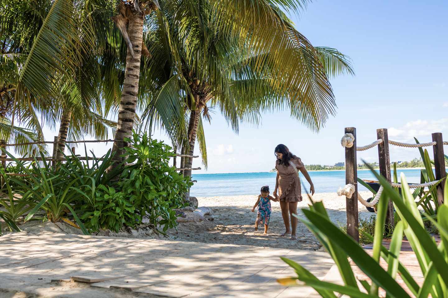 mexiko-mit-kindern-mutter-und-tochter-am-strand-mit-palmen-g-1446524727.jpg
