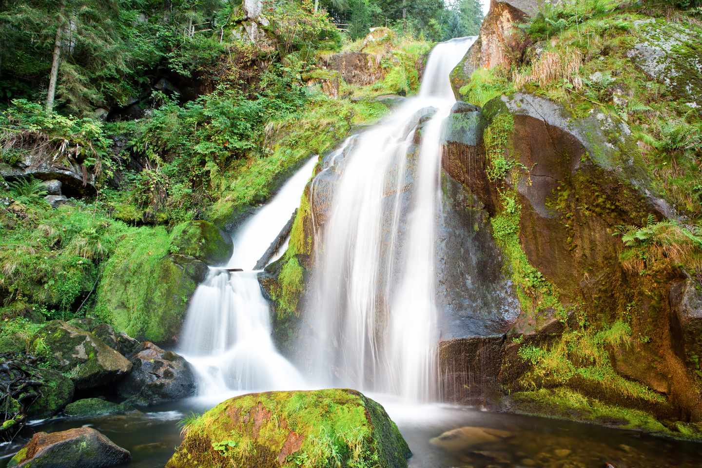 deutschland-schwarzwald-triberg-wasserfaelle-frontale-ansicht-g-178837952.jpg
