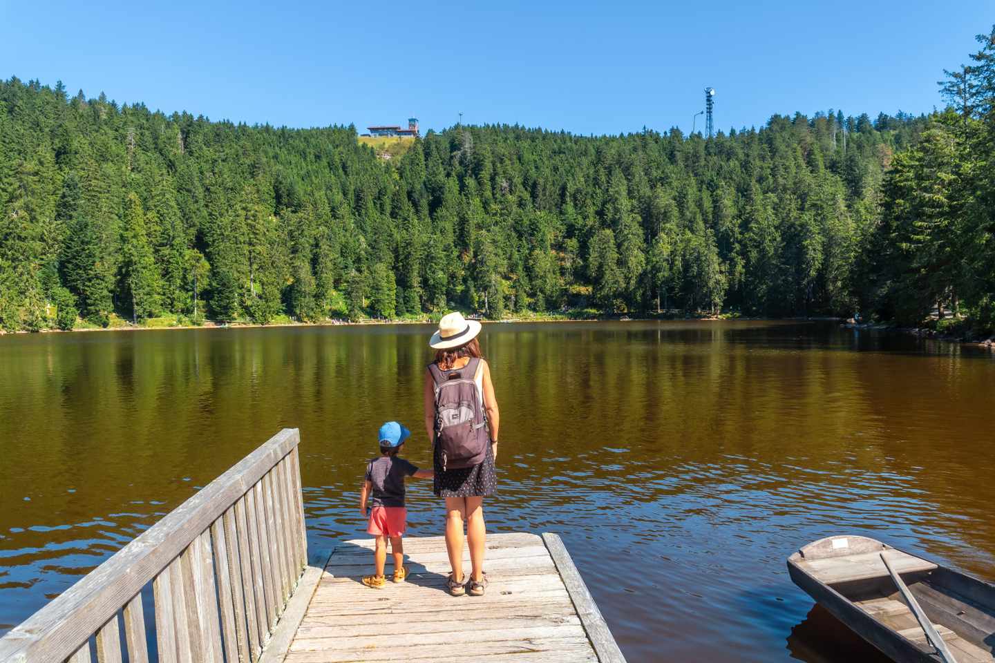 deutschland-schwarzwald-mutter-mit-kind-am-mummelsee-g-2187543385.jpg