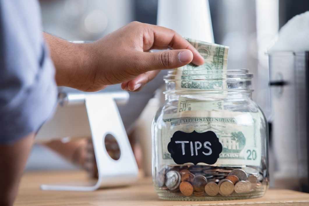 glas-trinkgeld-tips-usa-g-869863202.jpg