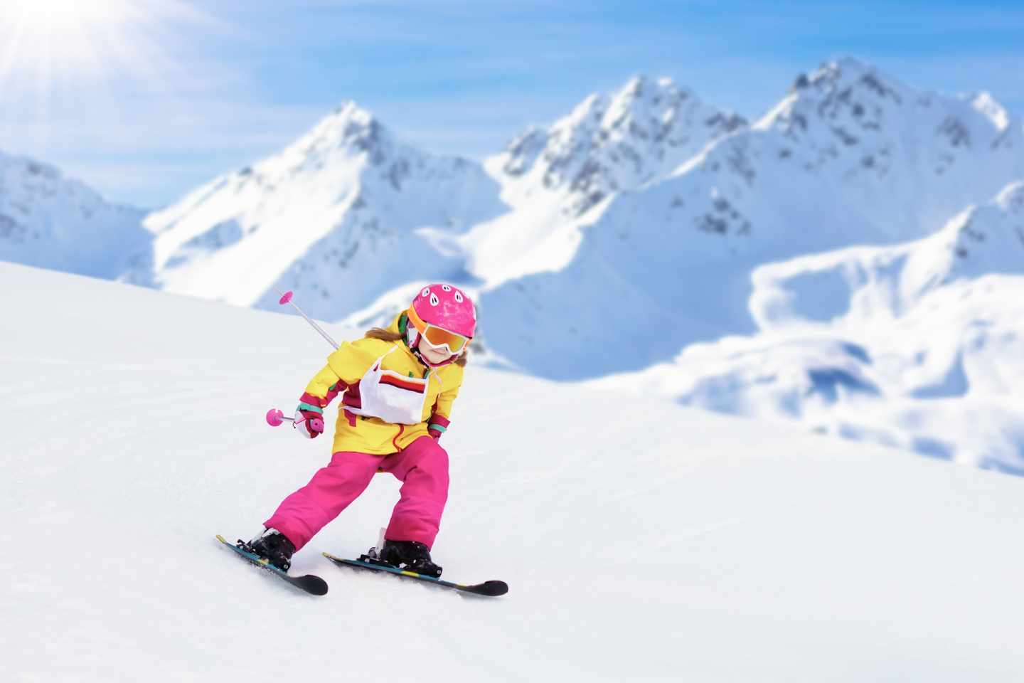 familienurlaub-maedchen-auf-der-piste-in-einem-skigebiet-in-oesterreich-g-915886472.jpg