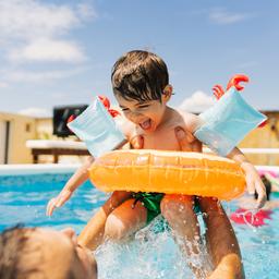 vater-kind-pool-g-1394669788.jpg