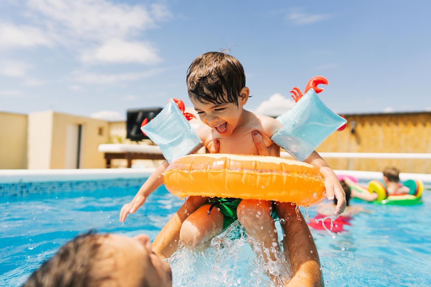 vater-kind-pool-g-1394669788.jpg