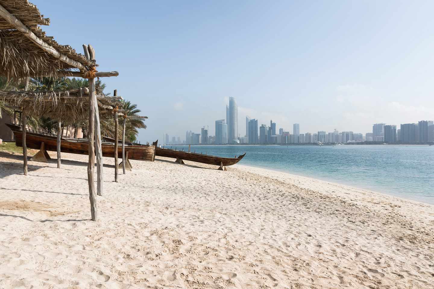 bltb597359fbbe16cc0-VAE-Abu-Dhabi-Skyline-vom-Strand-g-640248614.jpg Abu Dhabi Skyline
