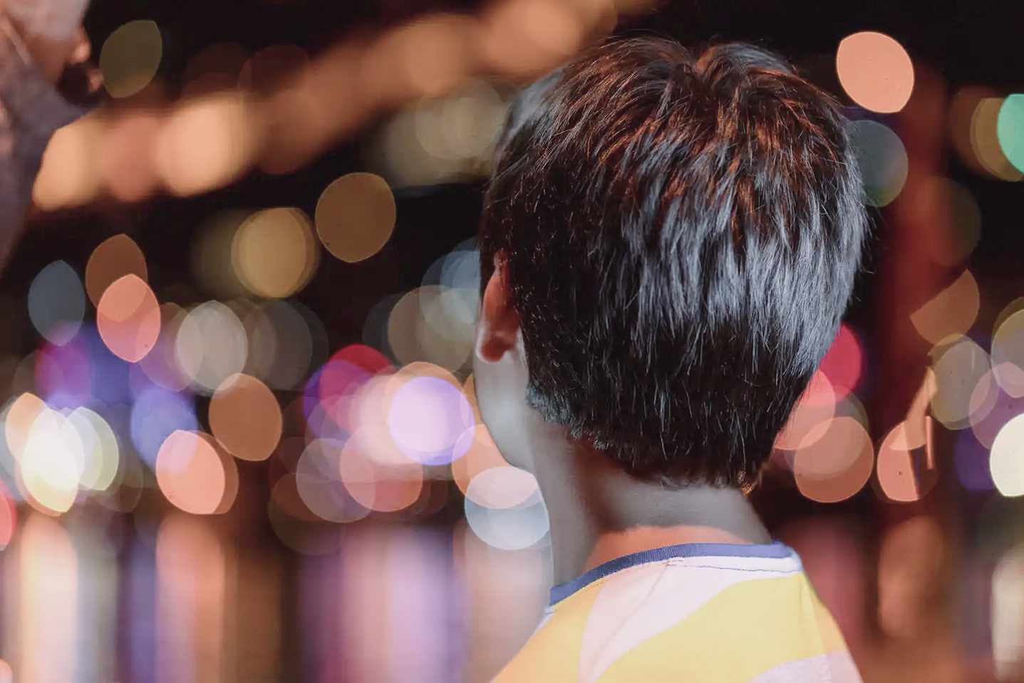 junge-schaut-auf-bunte-lichter-f-nachhaltigkeit.jpg