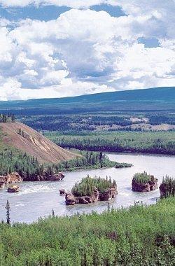 Yukon Fluss mit Gebirge