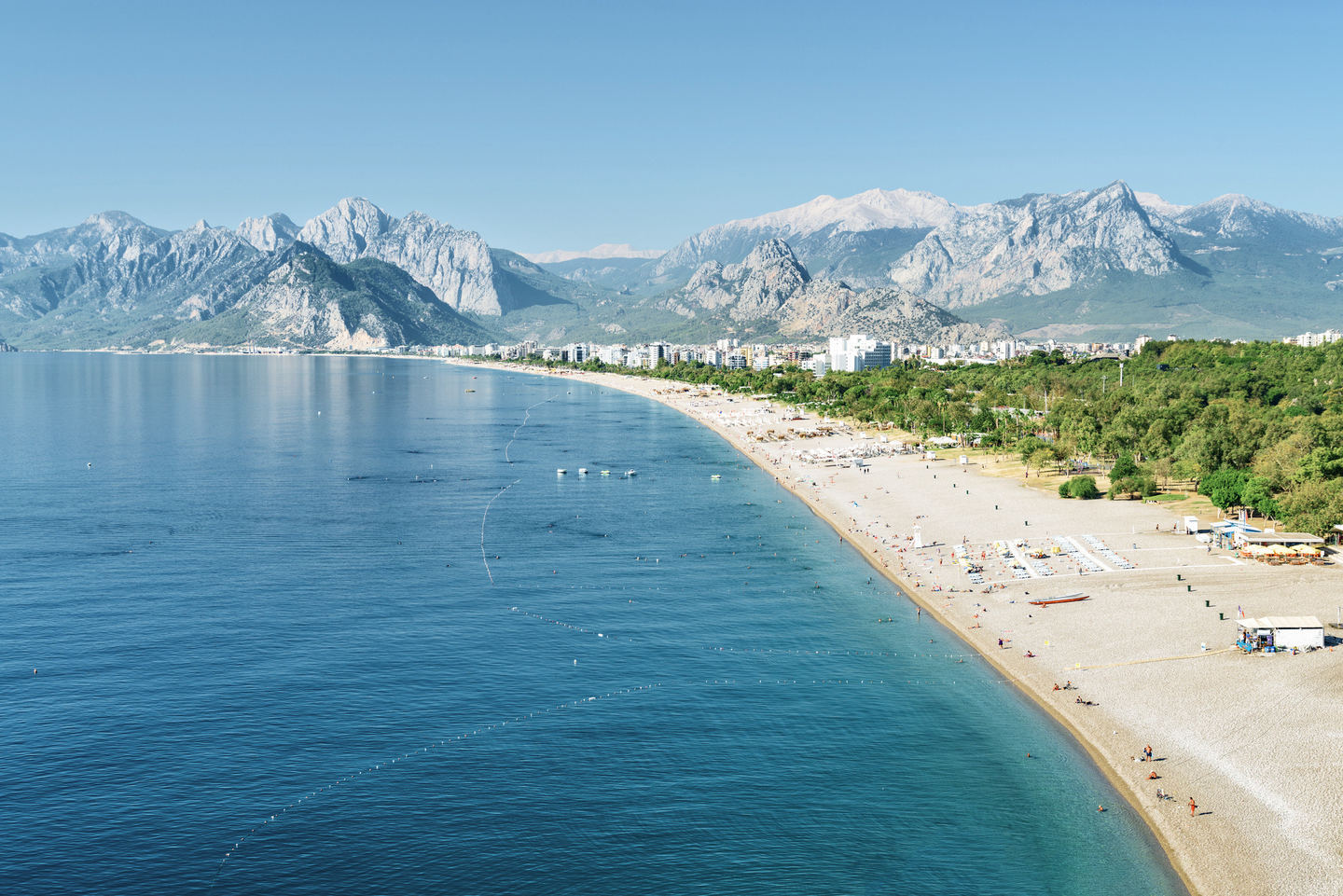 Ausblick auf Konyaalti Strand mit Bergen in Antalya