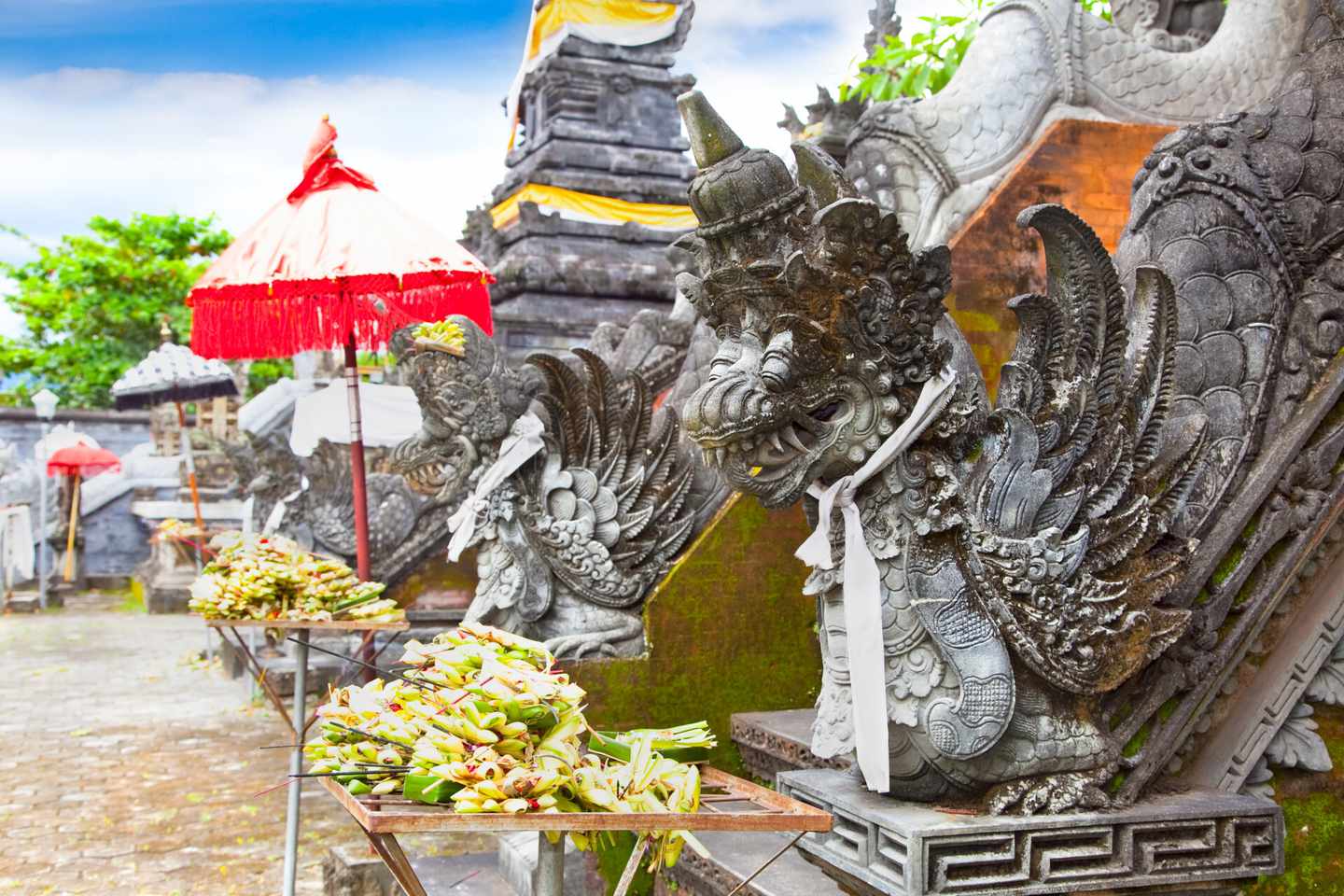 indonesien-lombok-mataram-drachenstatuen-klein-g-153390479.jpg