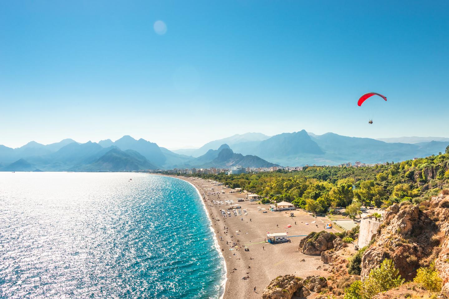 tuerkei-antalya-strand-mit-gleitschirm-g-1161769559.jpg