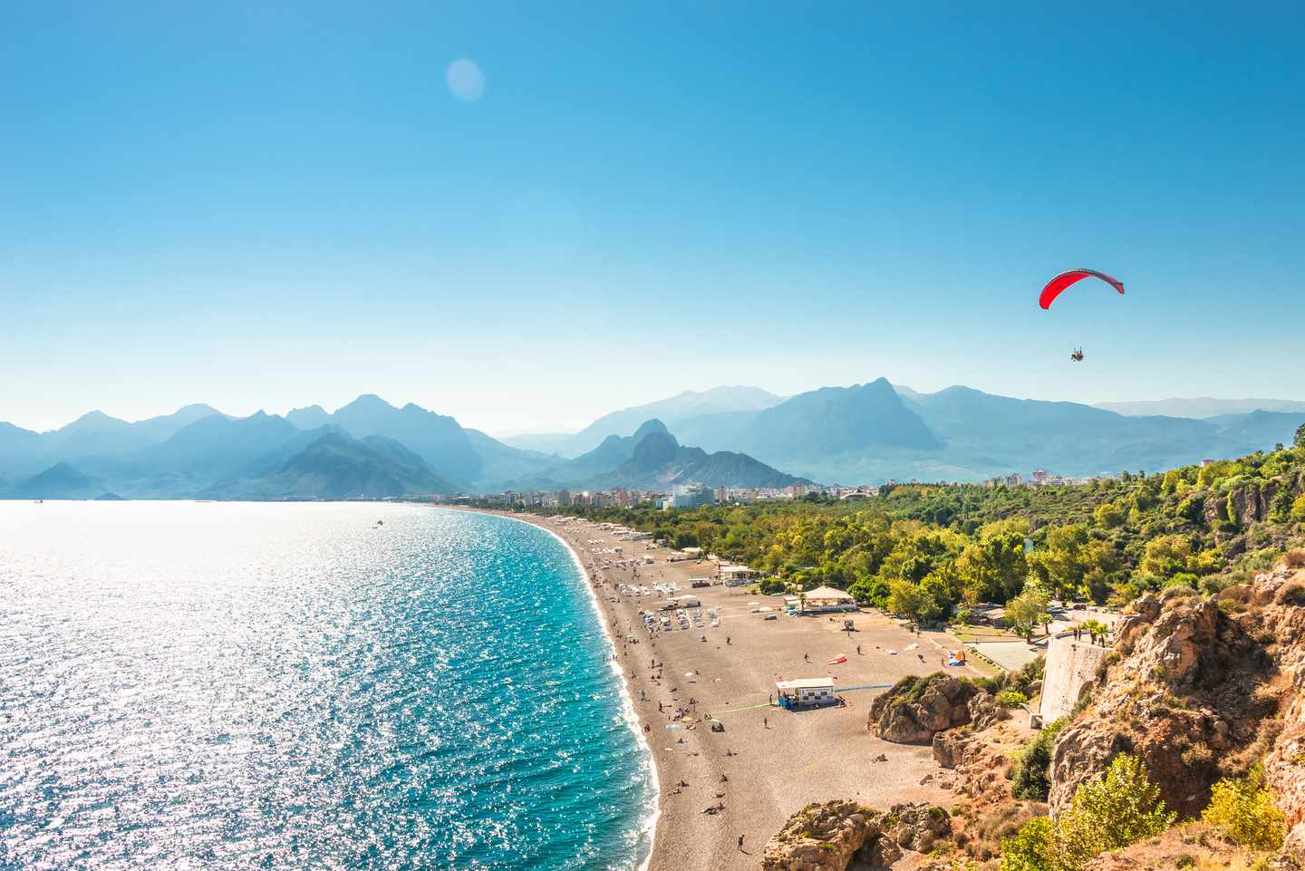 blt242803c0f9464379-tuerkei-antalya-strand-mit-gleitschirm-g-1161769559.jpg Gleitschirm über dem Strand in Antalya