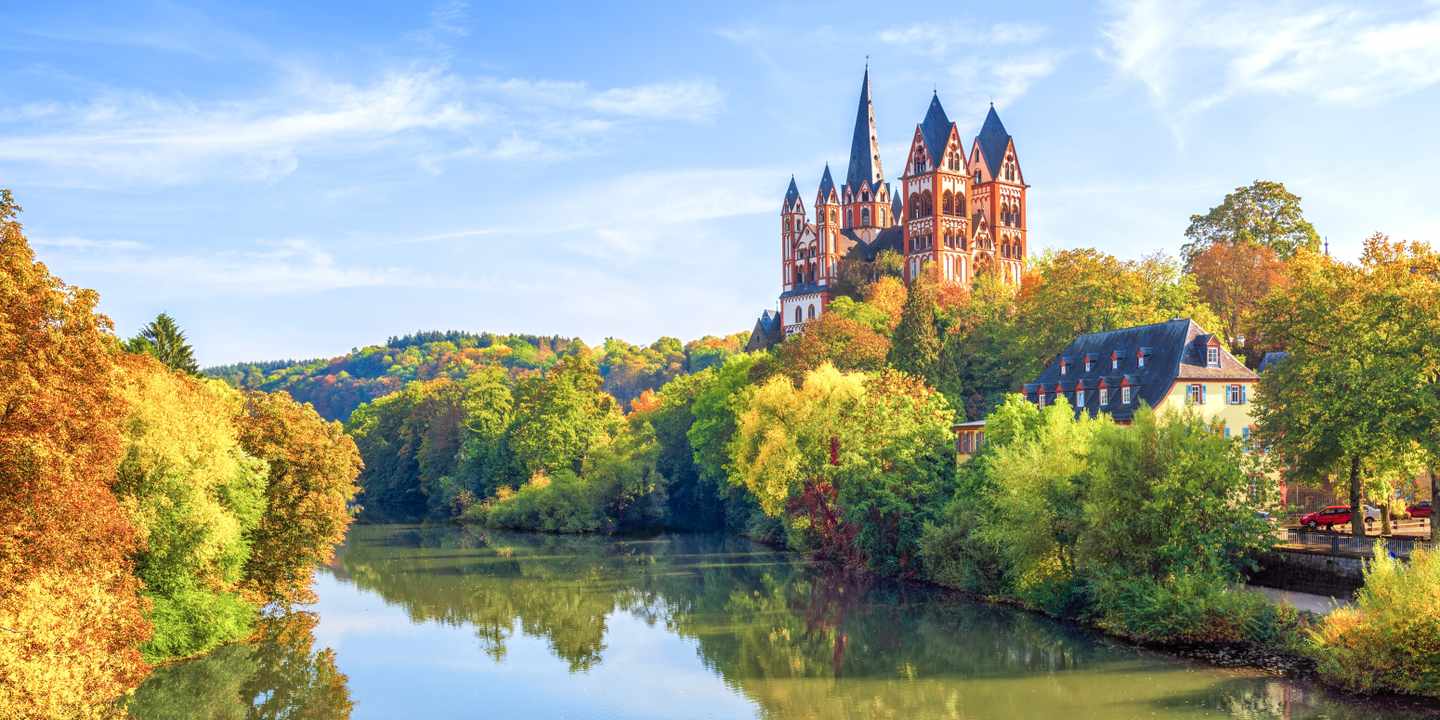 deutschland-limburg-an-der-lahn-schloss-g-1155533072.jpg
