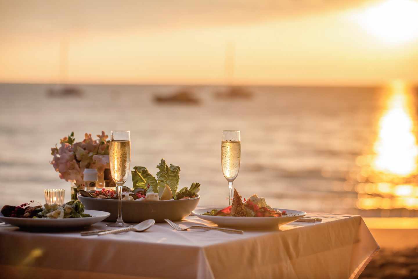 thailand-romantisches-abendessen-bei-sonnenuntergang-am-strand-g-1405434199.jpg