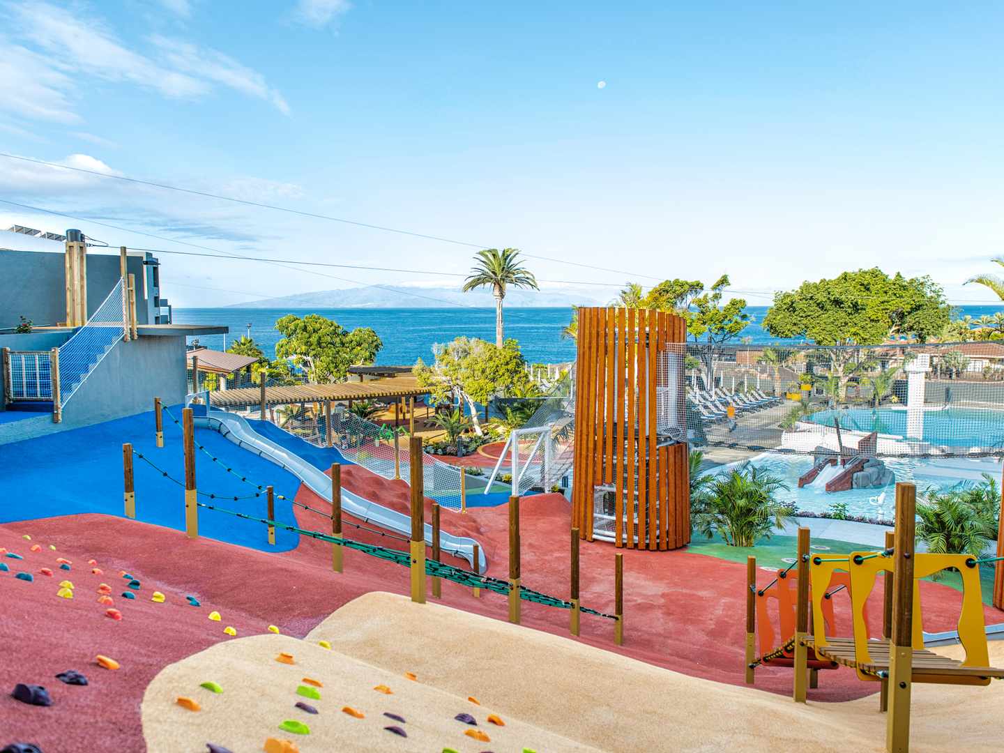 blt001e1bed53bc373e-spanien-kanaren-teneriffa-hoteles-roca-nivaria-gran-hotel-h-DER1427622.jpg Spielanlage mit Kletterabteil und Pool