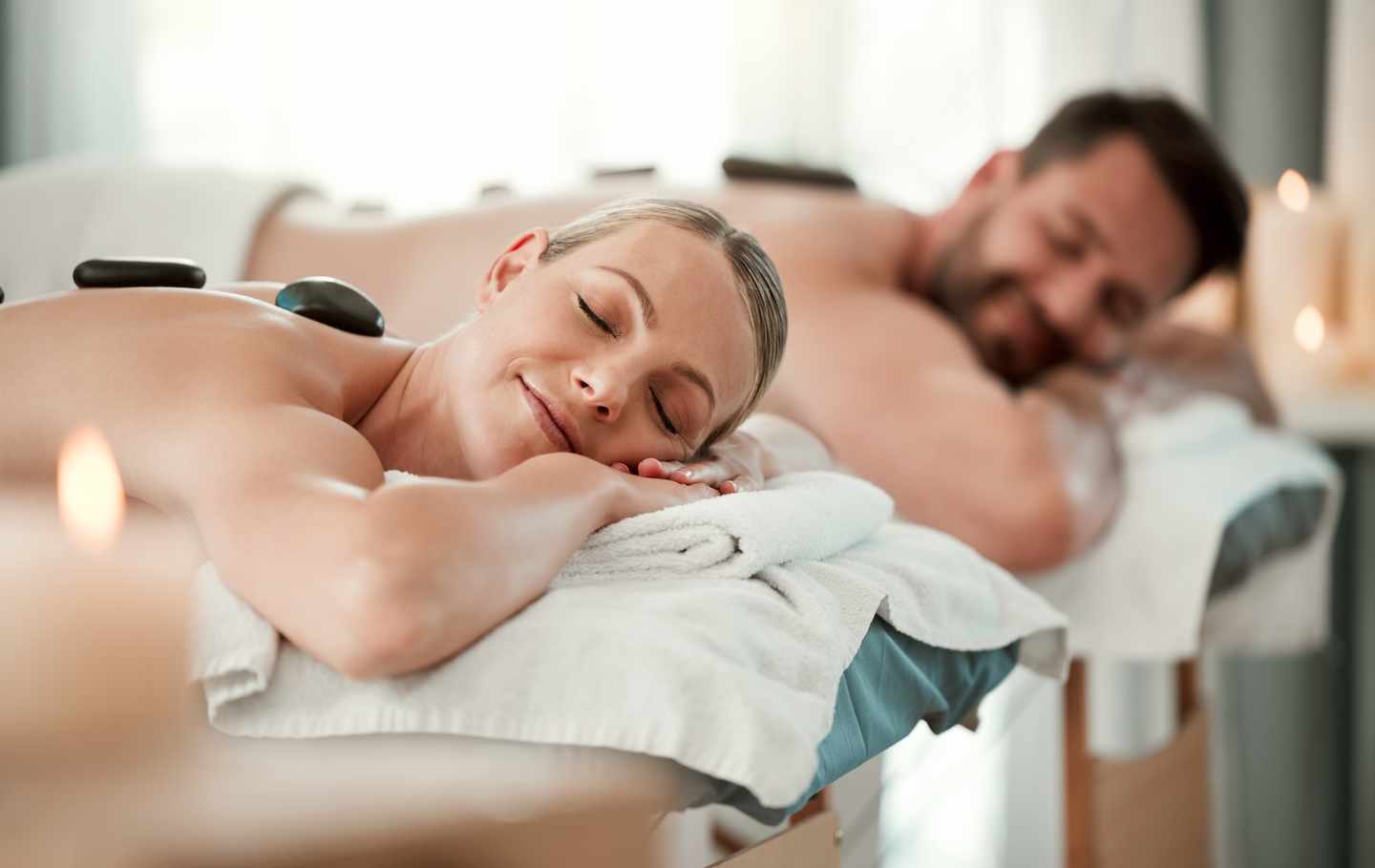 Ein Paar genießt eine entspannende Hot-Stone-Massage im Spa