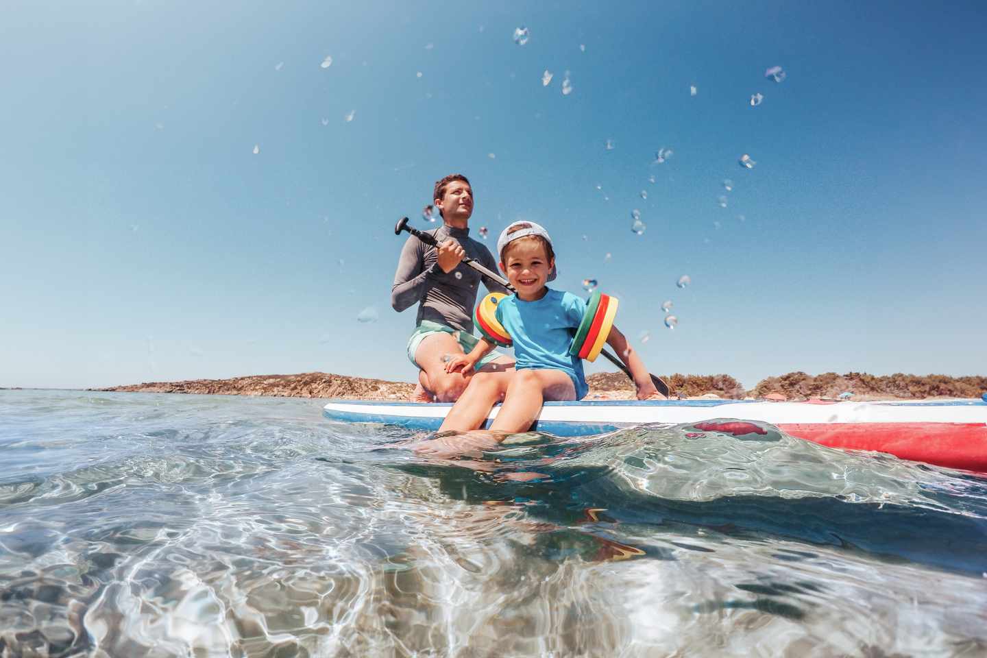 italien-sardinien-familie-886966568.jpg