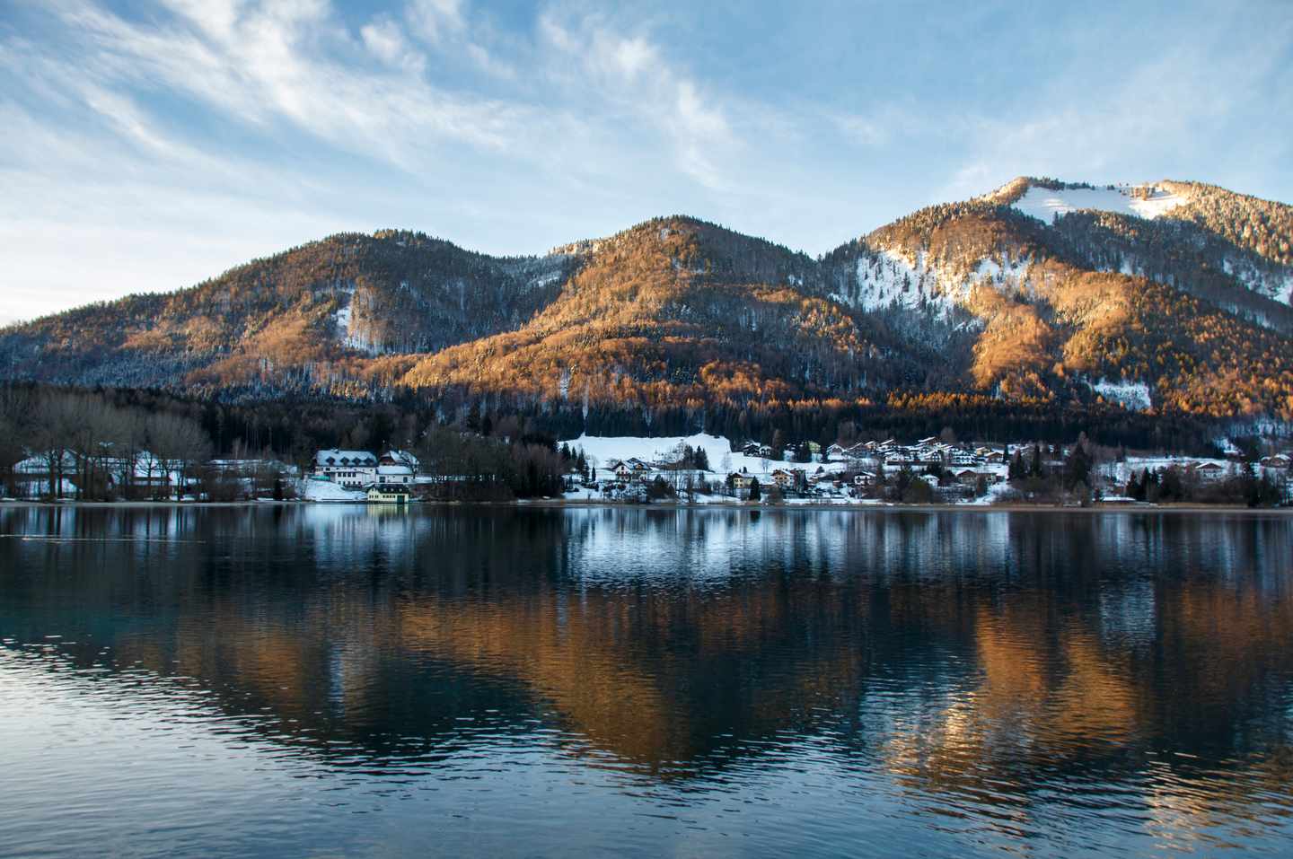 oesterreich-salzburger-land-salzkammergut-fuschlsee-winteransicht-mit-sonnenstrahlen-g_522537430.jpg