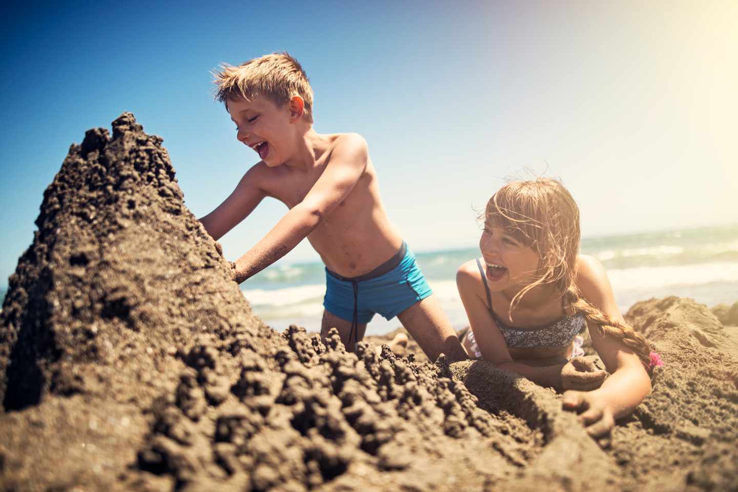 Spanien-Andalusien-Kinder-bauen-Sandburg-am-Strand-g-840576218.jpg