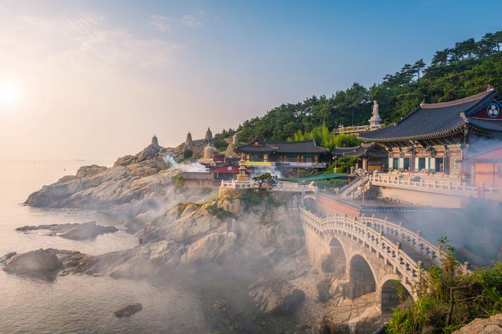 suedkorea-tempel-busan-kueste-g-589576952.jpg