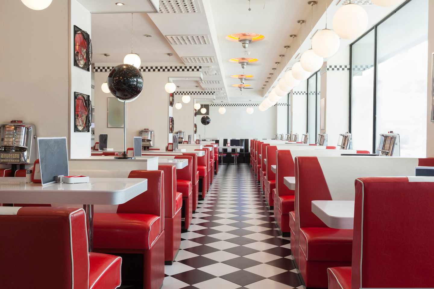 usa-route-66-amerikanisches-diner-mit-roten-sitzen-und-karoboden-g-482307142.jpg