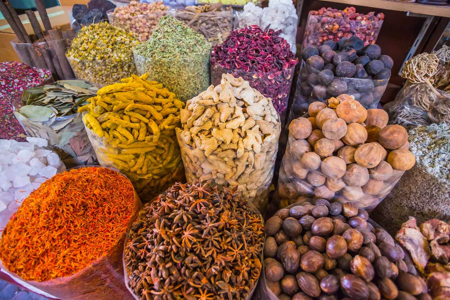 dubai-souk-deira-g-884048684.jpg