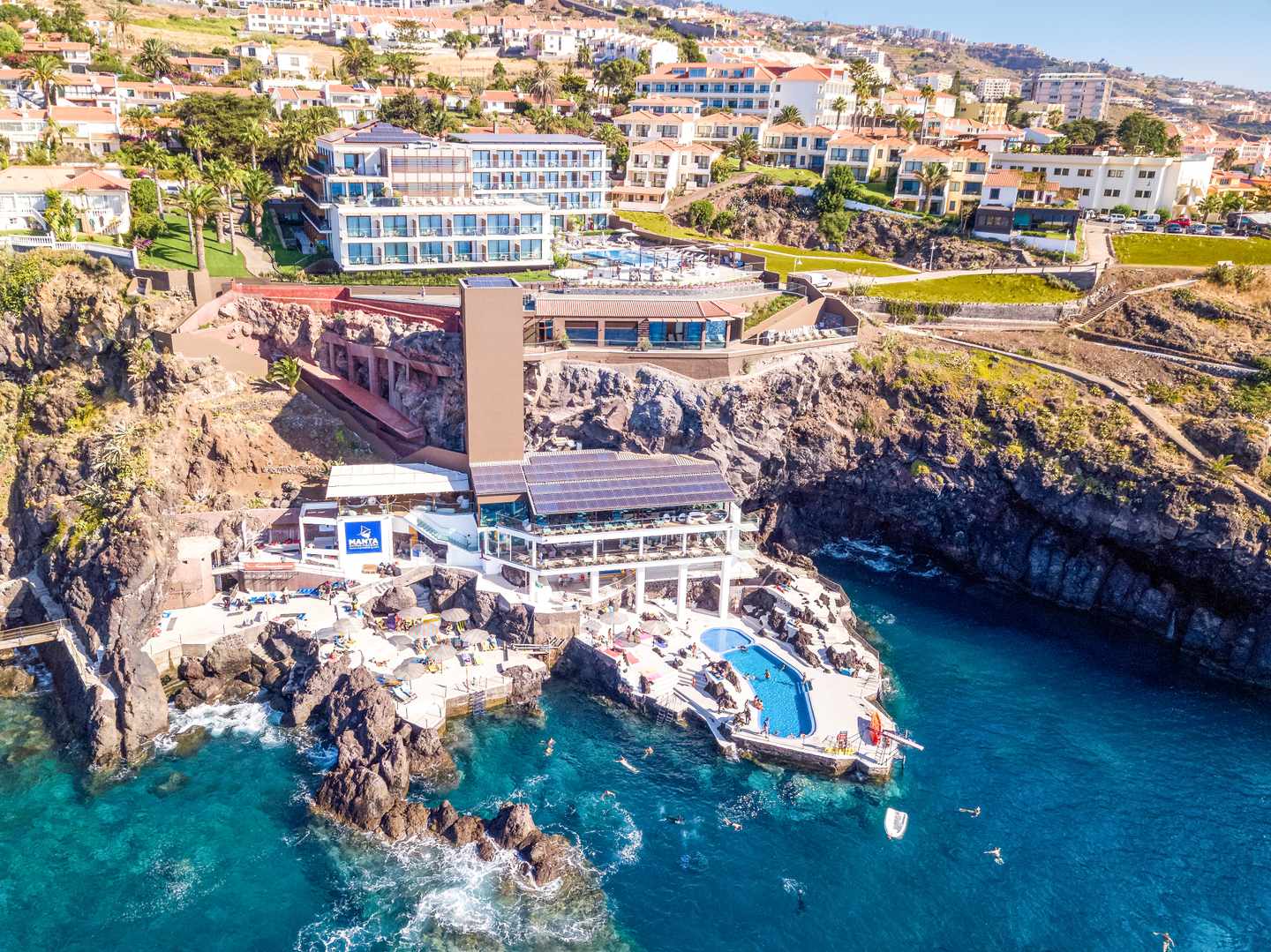 bltf9100b326cb55ea6-portugal-madeira-canico-hotel-sentido-galasol-aussenansicht-DER1429193-2.jpg Spektakuläre Klippenlage des Sentido Galosol auf Madeira mit Panoramablick