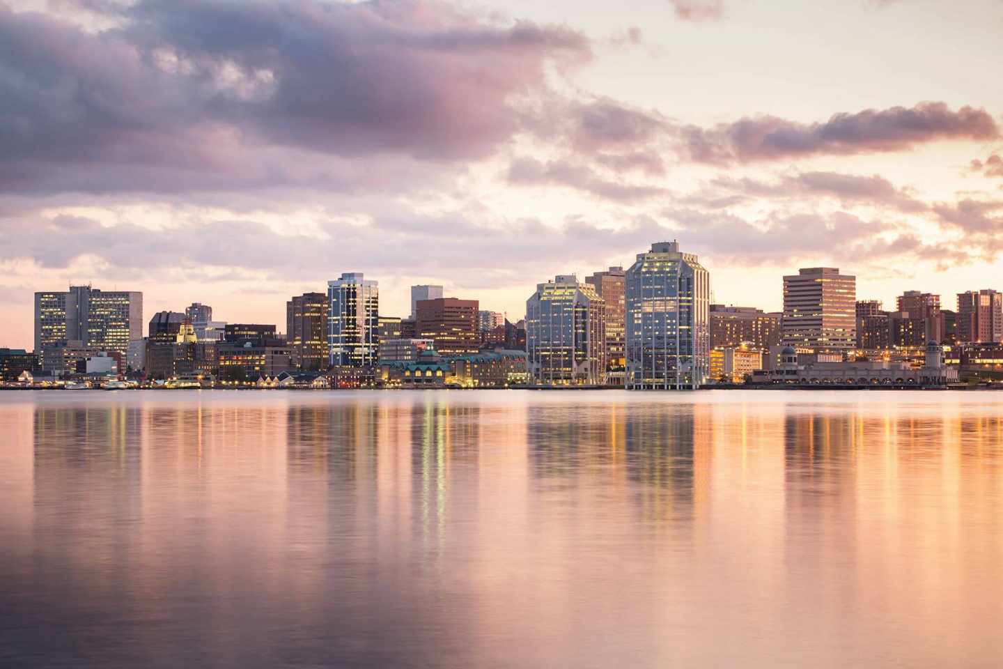 kanada-nova-scotia-halifax-skyline-g-484744513.jpg