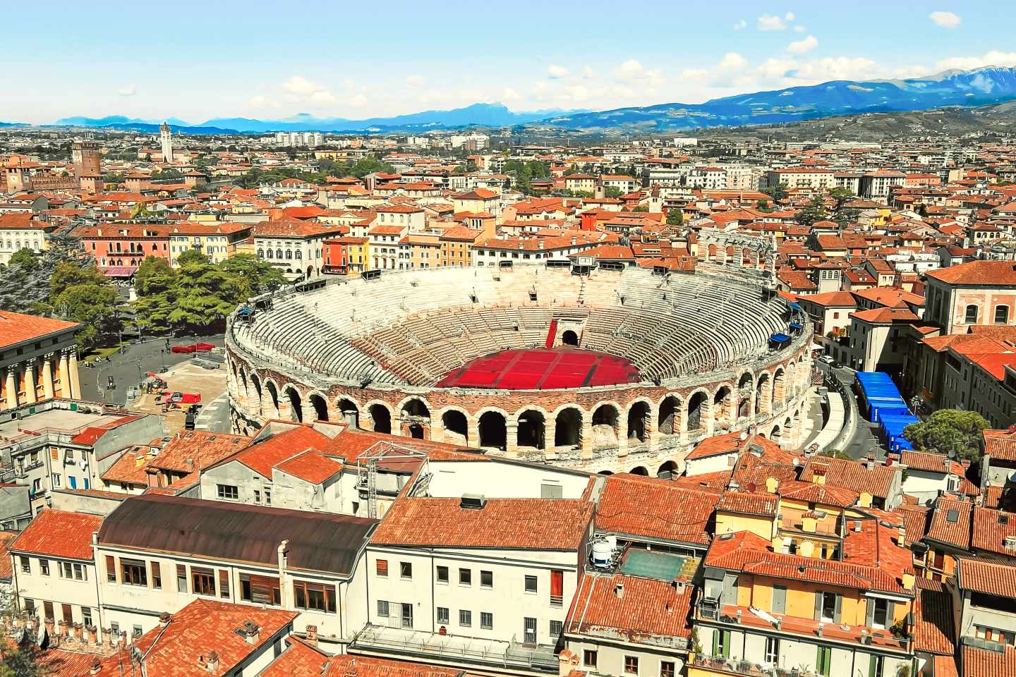 blte56590b06cf841a2-italien-verona-arena-luftaufnahme-g-2171641177.jpg Blick auf die Arena von Verona von oben