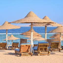 Hurghada Urlaub: Idylischer Strand mit Sonne am Roten Meer in Ägypten