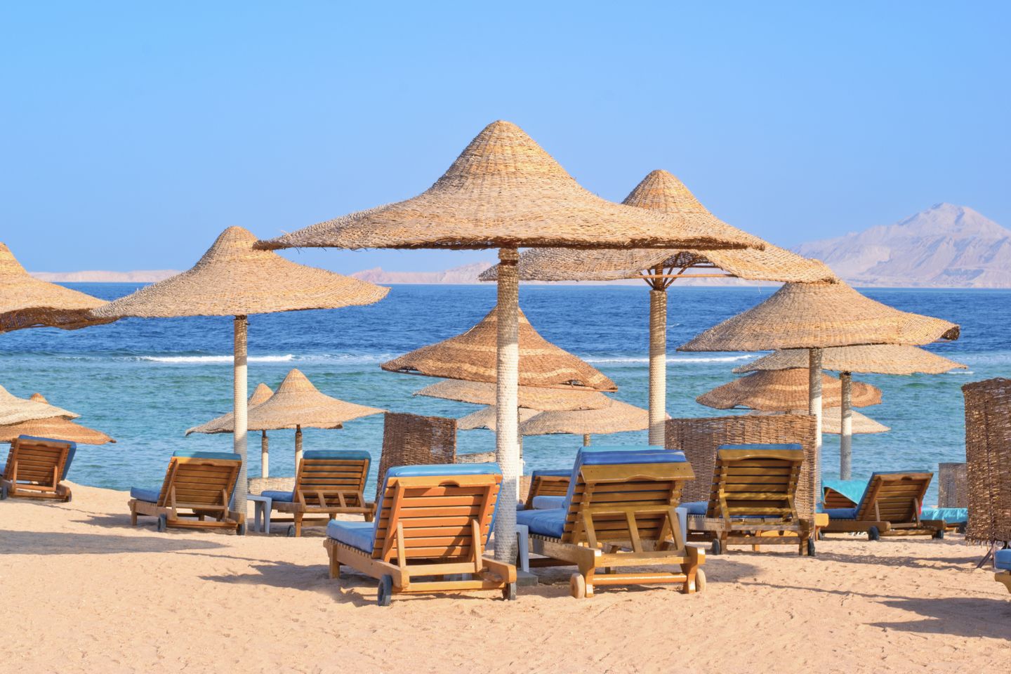 Hurghada Urlaub: Idylischer Strand mit Sonne am Roten Meer in Ägypten