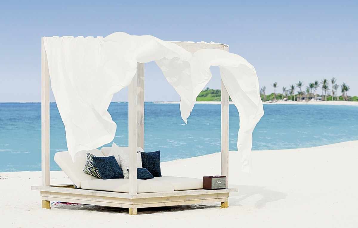 Malediven-Baa-Atoll-Finolhu-Baa-Atoll-Maldives-Daybed-am-Strand-DER_ATC_MLE13132B_S23_6.jpg