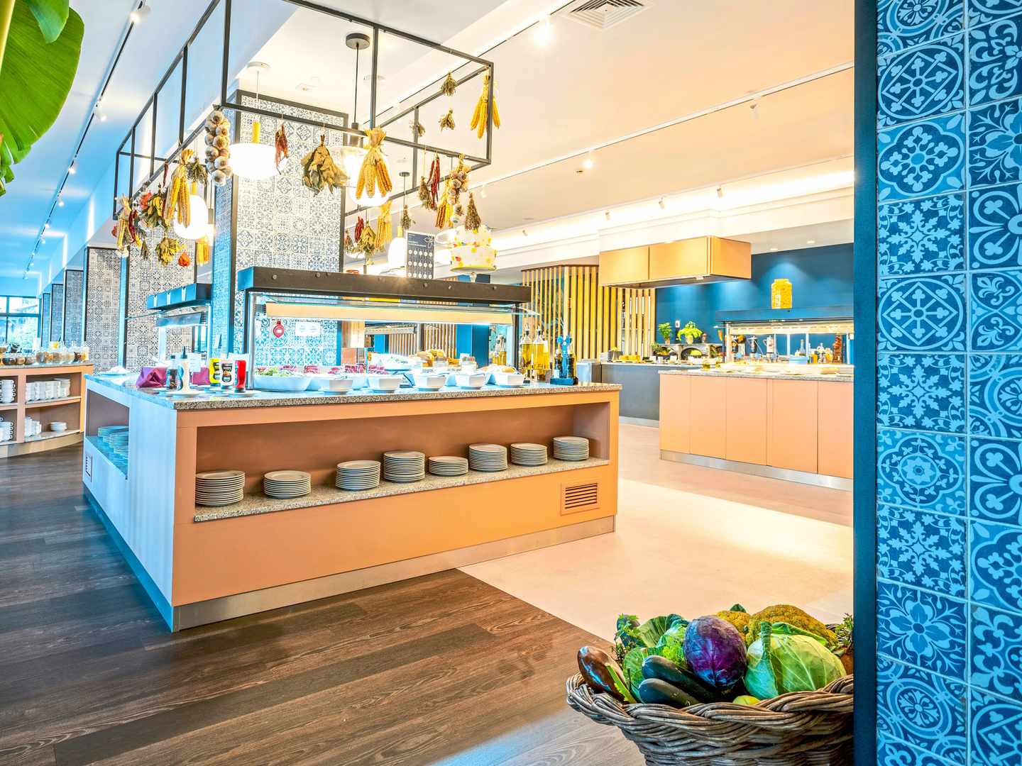 bltb84dc941bd7382c4-sentido-feinschmecker-portugal-madeira-galosol.jpg Rustikaler Speisesaal mit Buffet im Sentido Galosol