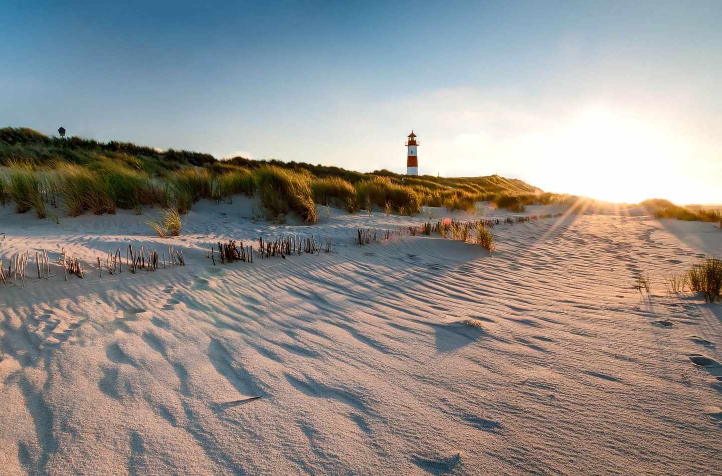 01_deutschland-sylt-ellenbogen-leuchtturm-im-sonnenschein-g-163739389.jpg