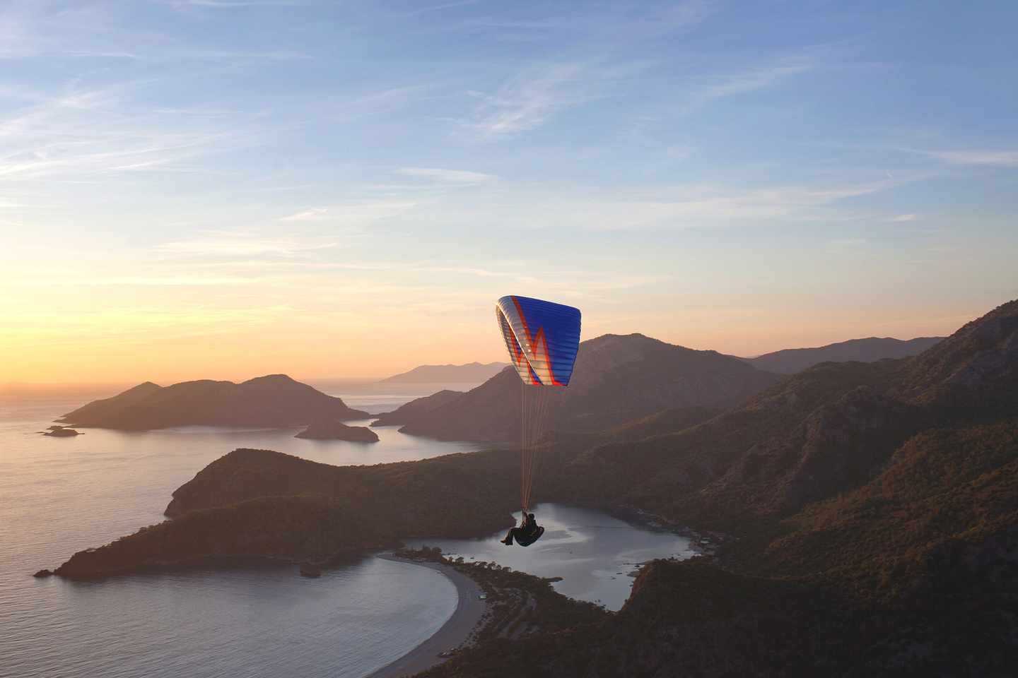 tuerkei-oeluedeniz-paragliding-im-sonnenuntergang-ueber-oeluedeniz-g-879258450.jpg