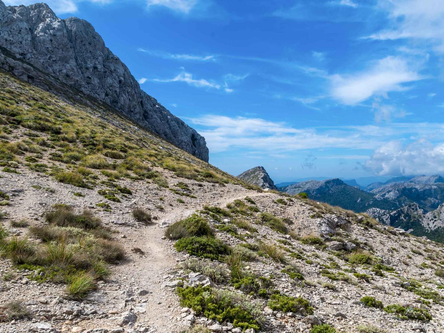 spanien-mallorca-valldemossa-wanderweg-auf-dem-berg-tramutana-g-621384710.jpg