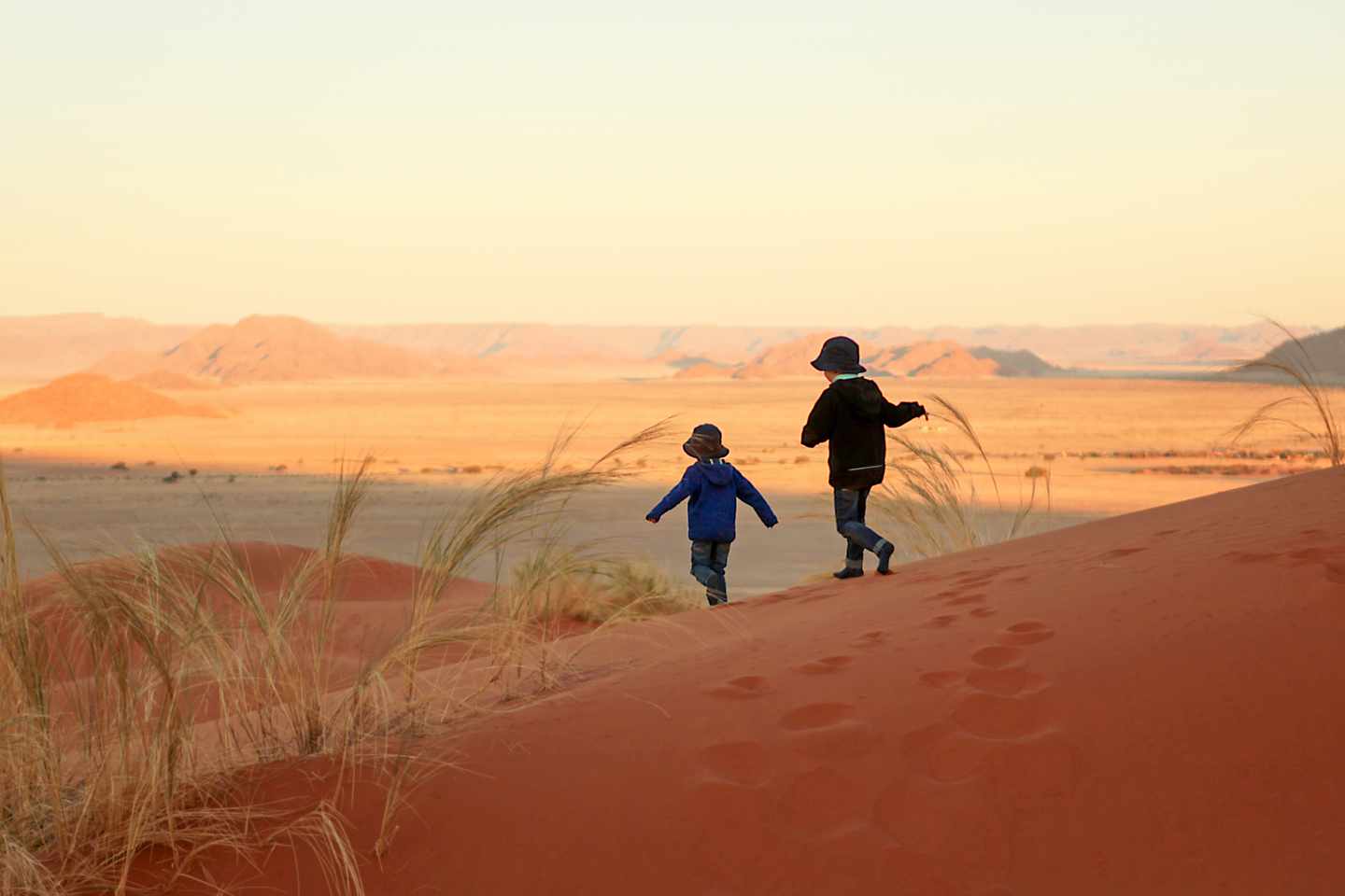 afrika-namibia-wueste-kinder-sossusvlei-familie-g-493314298.jpg